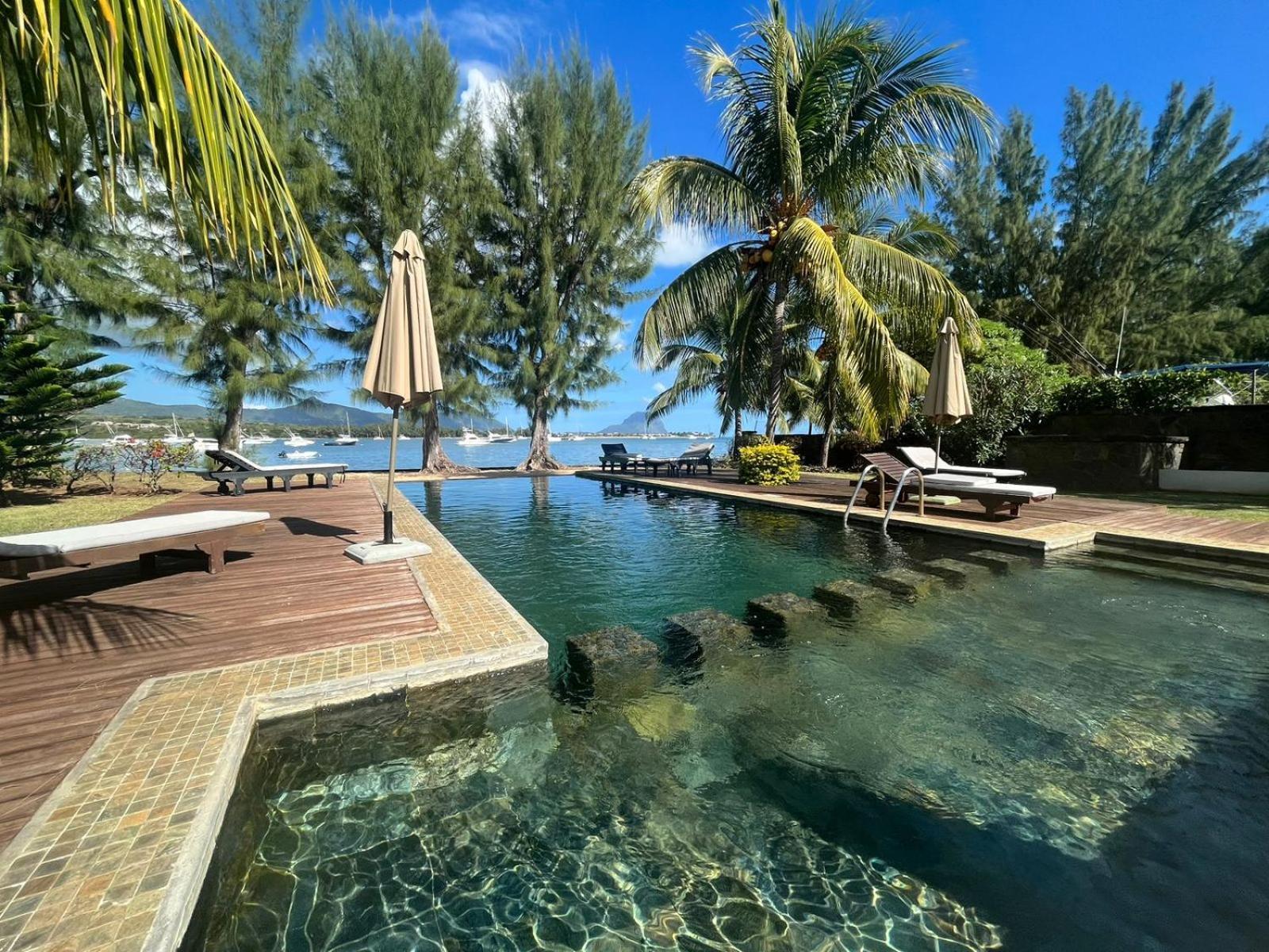 Olana Blue - Beachfront Apartment Riviere Noire Bagian luar foto