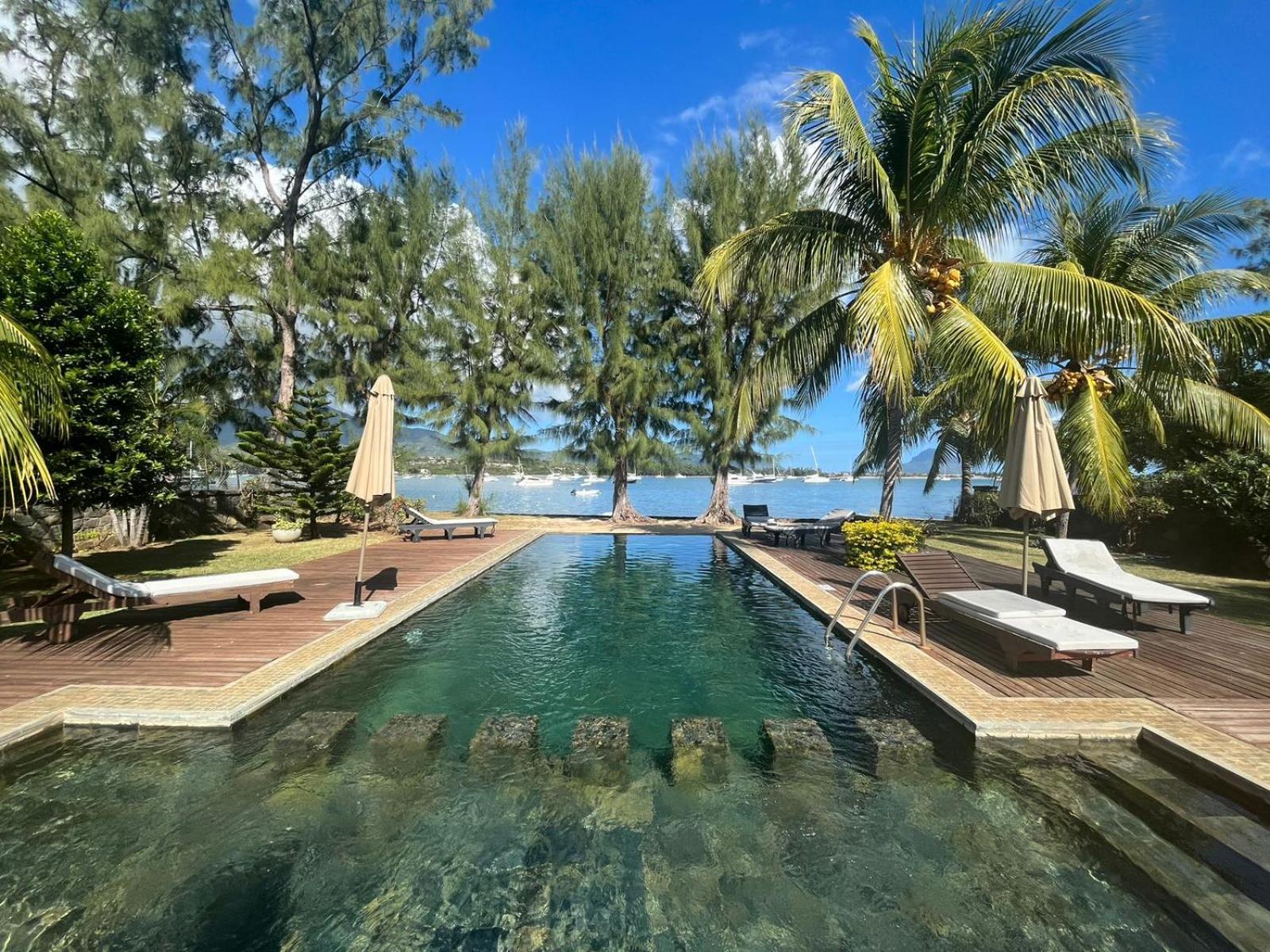 Olana Blue - Beachfront Apartment Riviere Noire Bagian luar foto