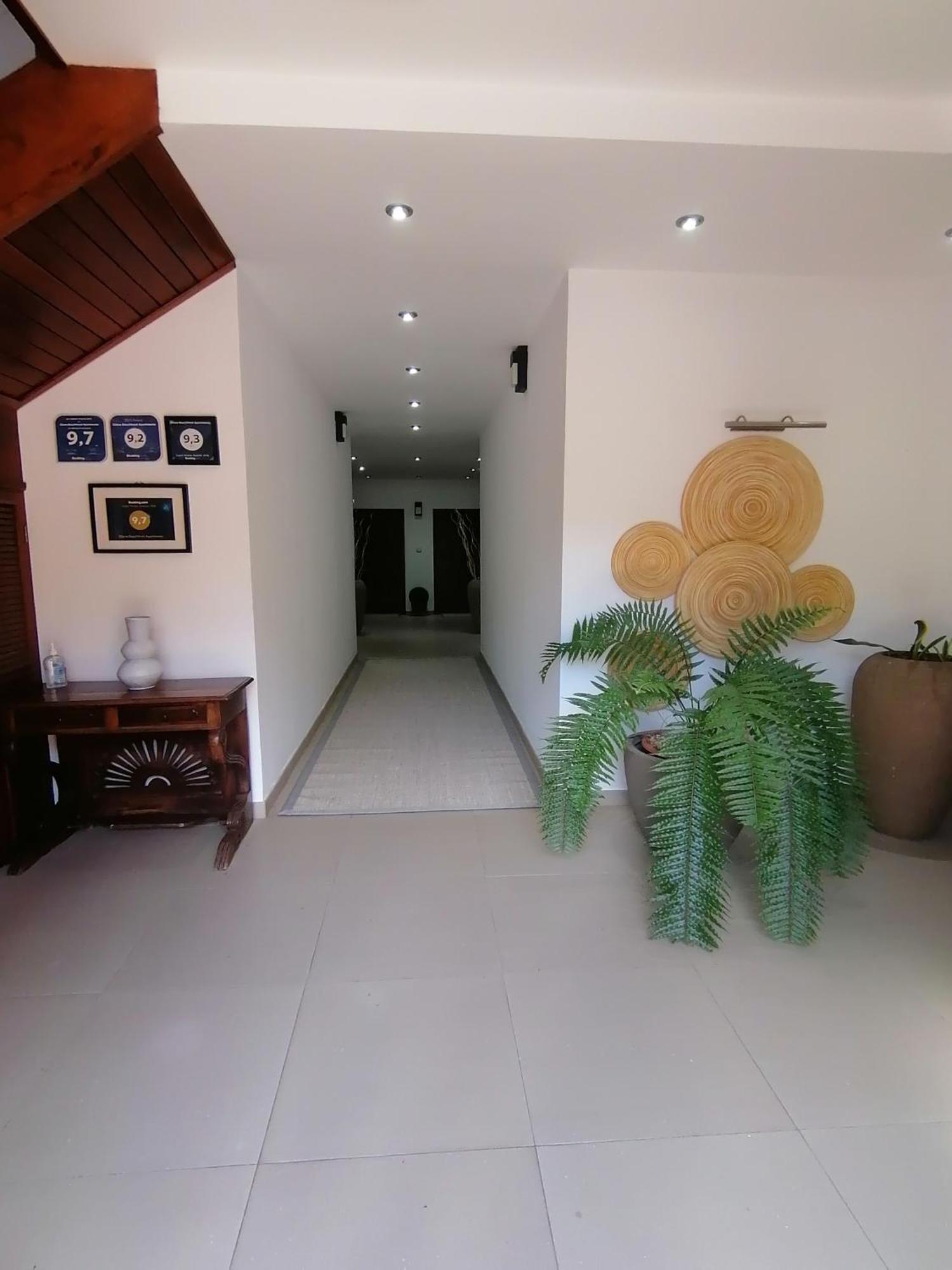 Olana Blue - Beachfront Apartment Riviere Noire Bagian luar foto
