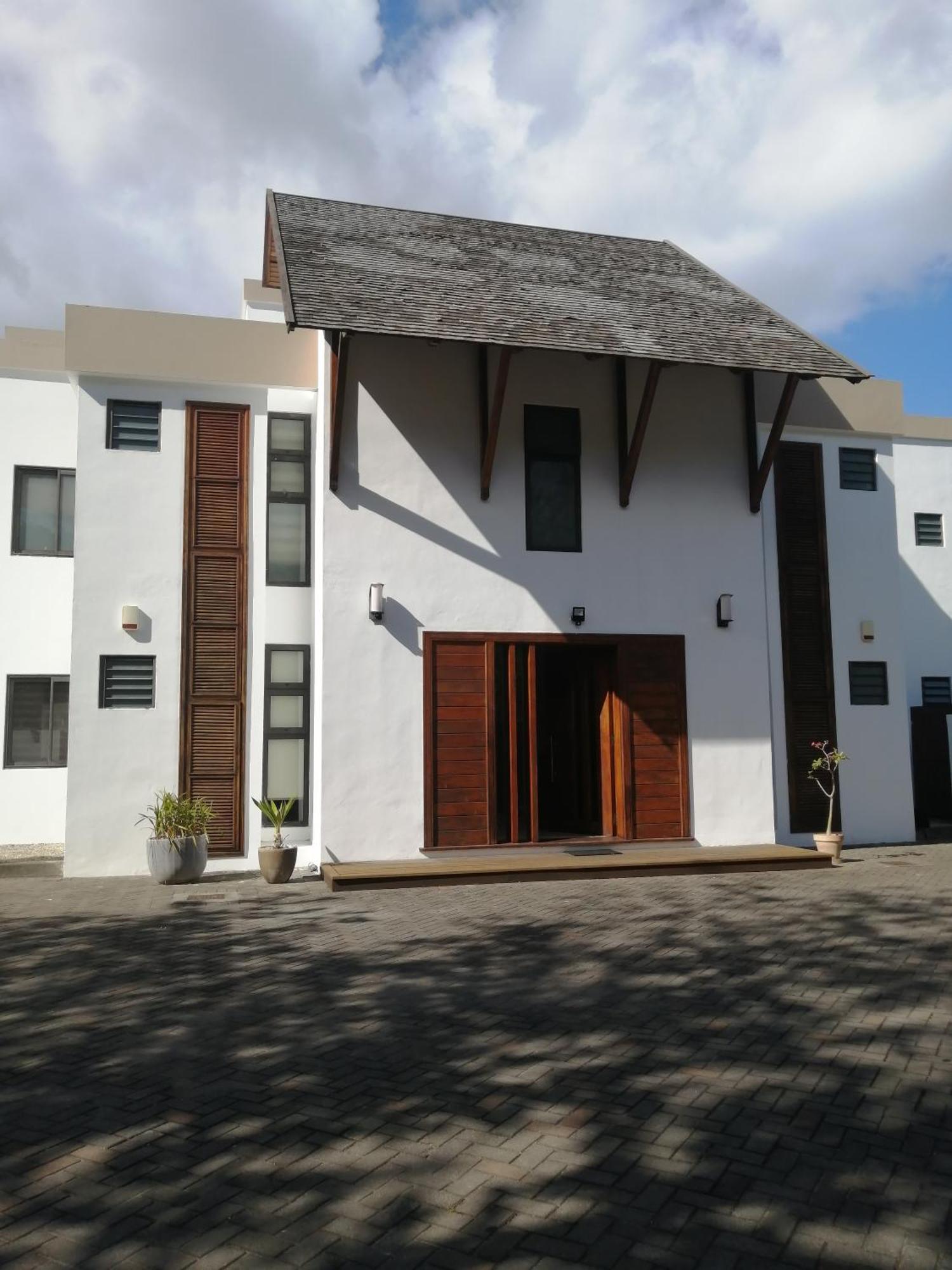 Olana Blue - Beachfront Apartment Riviere Noire Bagian luar foto