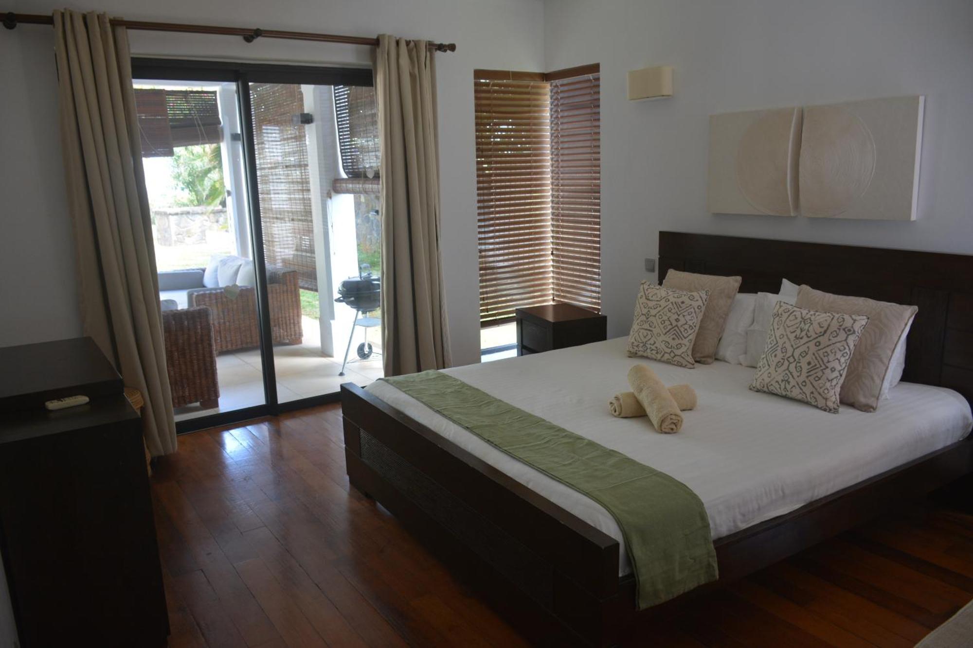 Olana Blue - Beachfront Apartment Riviere Noire Bagian luar foto