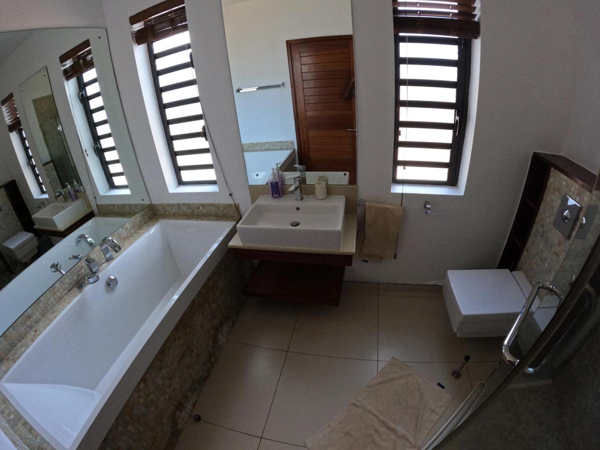 Olana Blue - Beachfront Apartment Riviere Noire Bagian luar foto