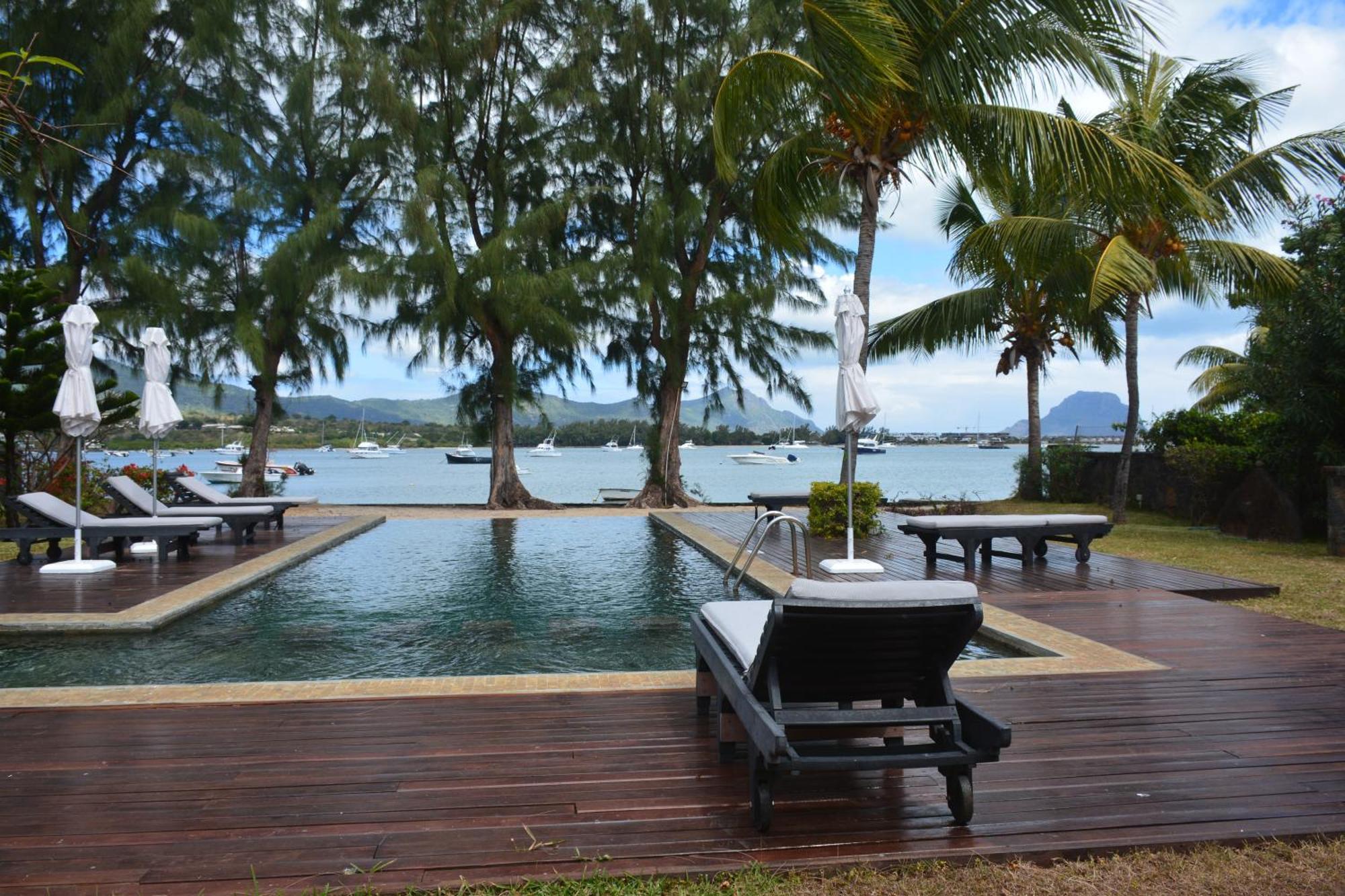 Olana Blue - Beachfront Apartment Riviere Noire Bagian luar foto
